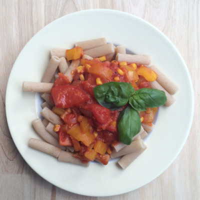 Dinkel Nudeln mit Gemüse in Tomatensoße