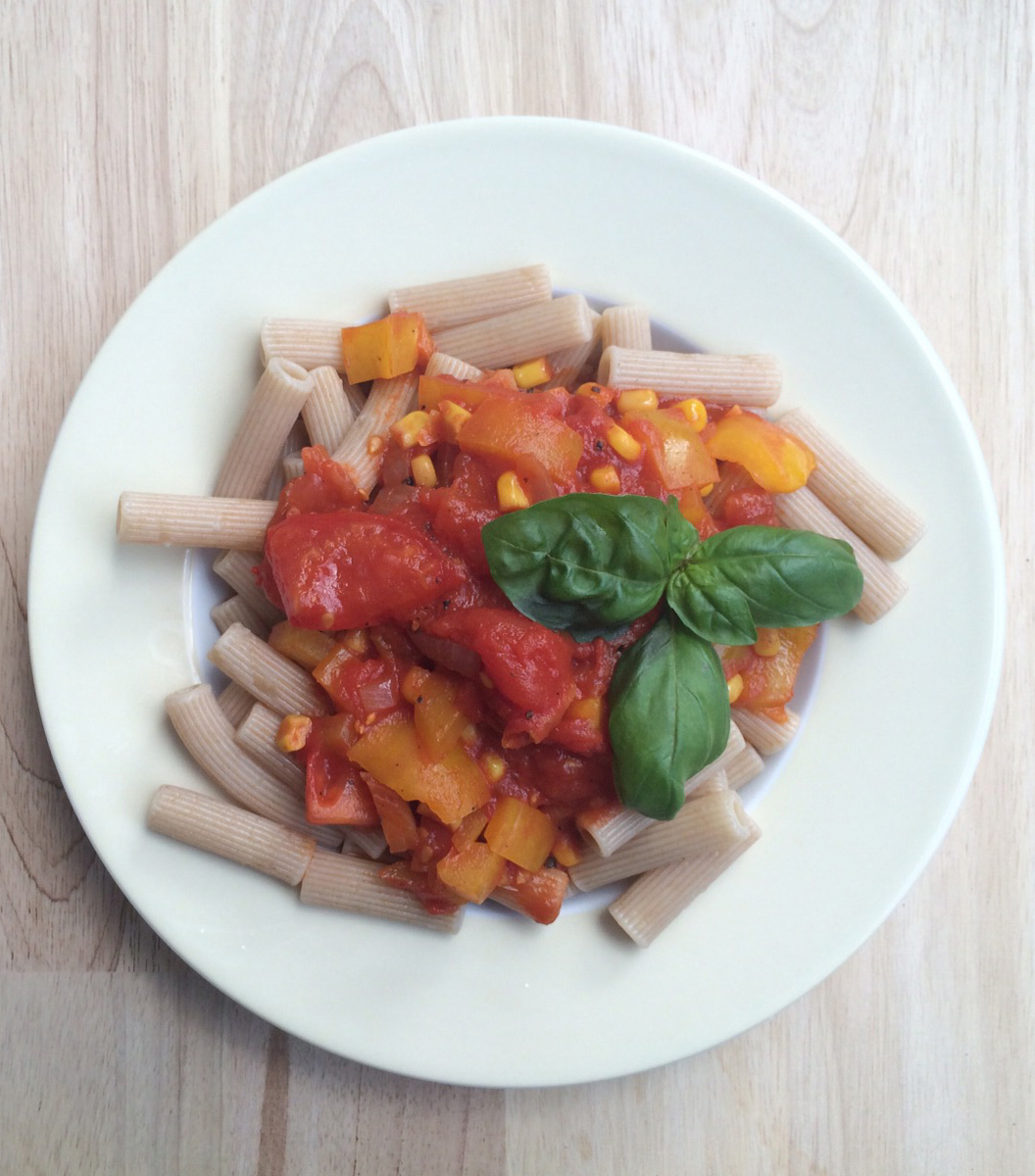 Gesund essen | Dinkel Nudeln mit Gemüse in Tomatensoße