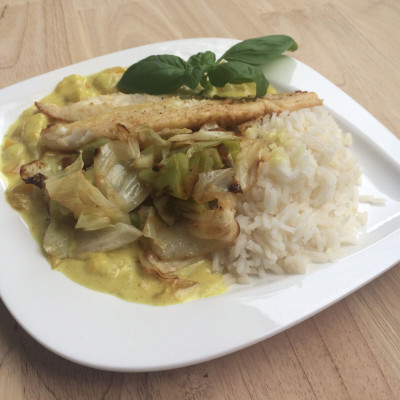 Fischfilet auf Reis an fruchtiger Mango-Currysauce