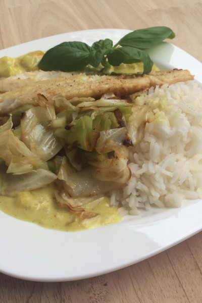 Fischfilet auf Reis an fruchtiger Mango-Currysauce