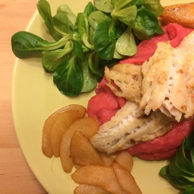Seelachsfilet mit Rote Beete Kartoffelpüree und karamellisierten Birnen